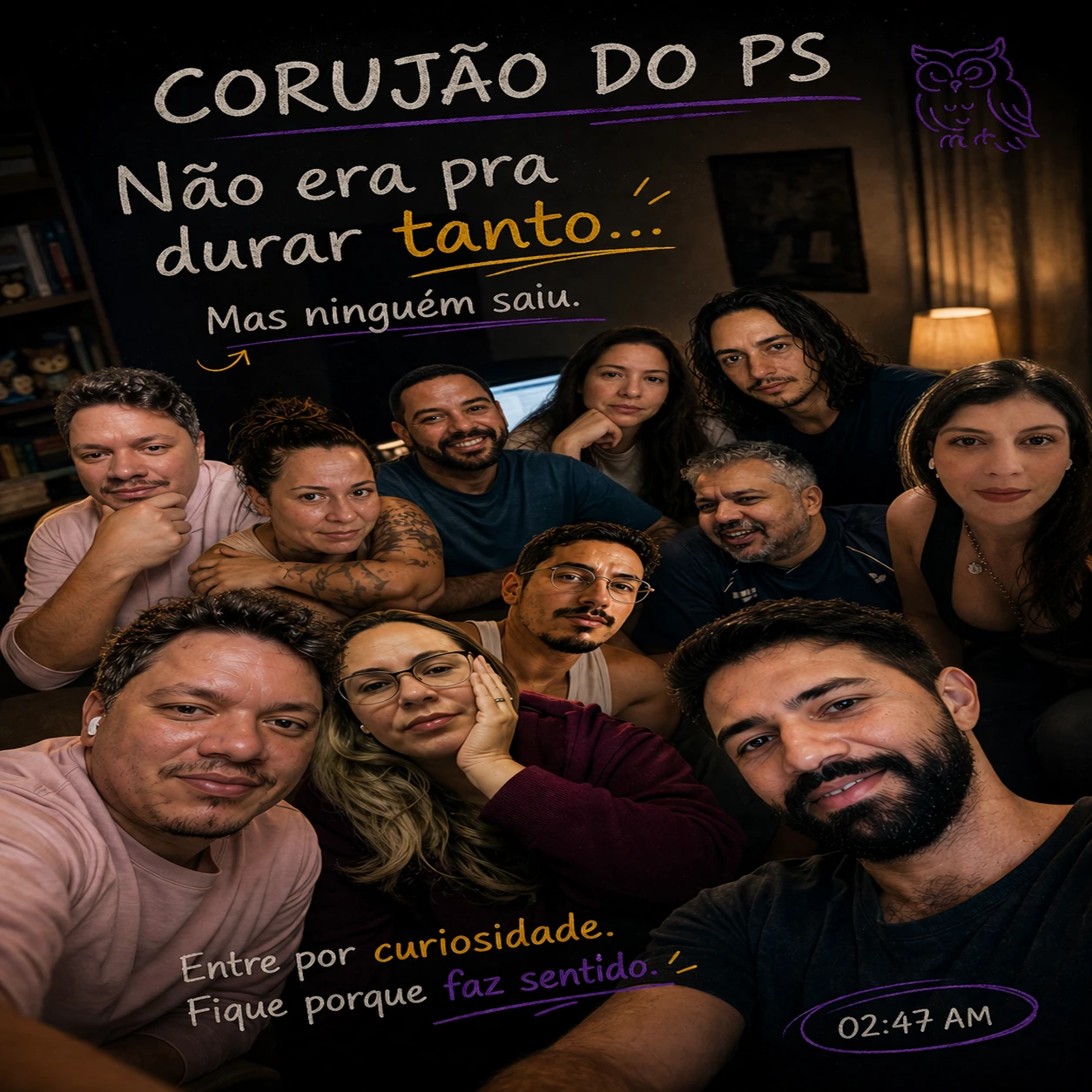 Selfie de grupo do Corujão do PS com texto: Não era pra durar tanto... Mas ninguém saiu. — Accioli. A força que mantém a energia vibrante do PS. Operando no escuro.