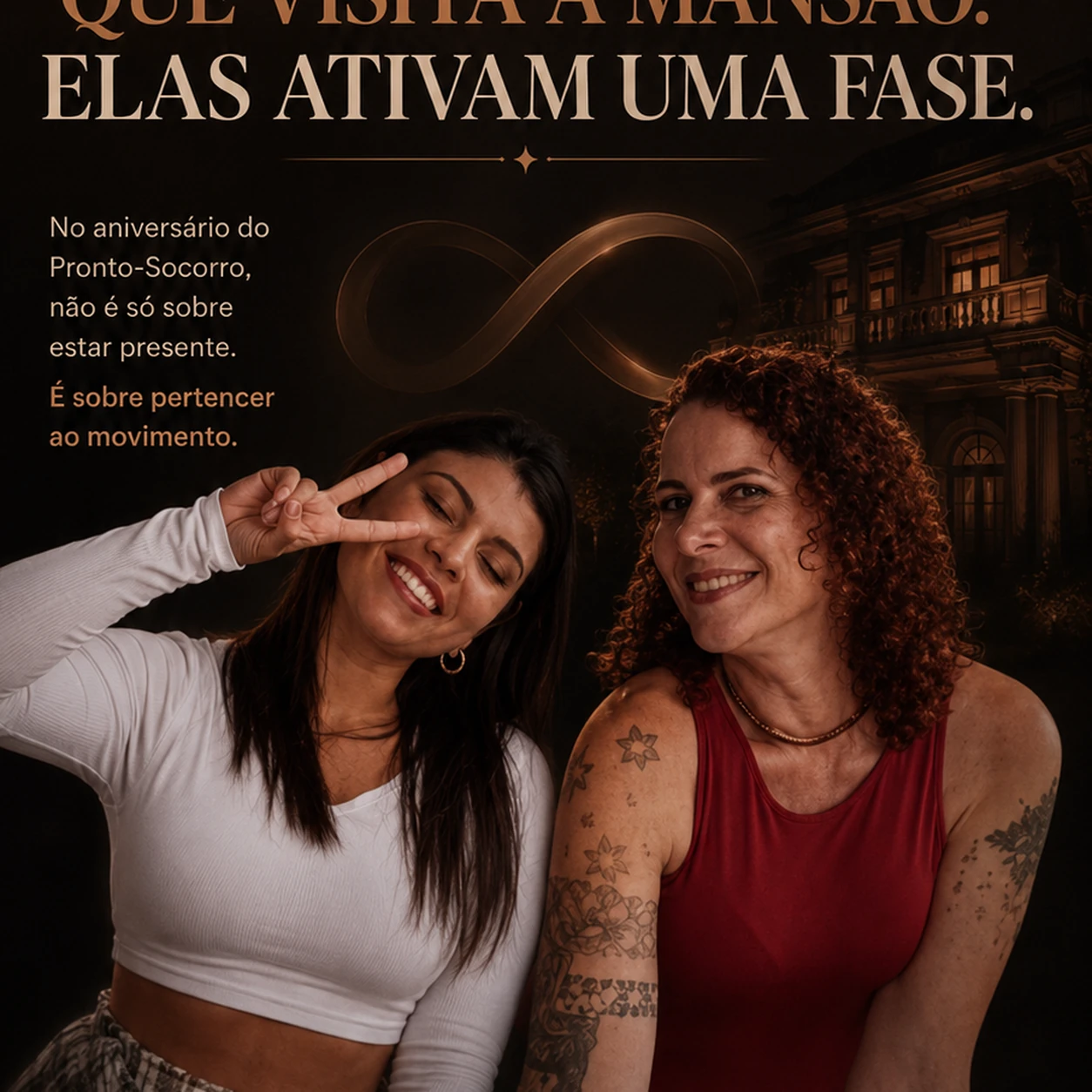 Duas mulheres sorrindo diante de banner: “Elas ativam uma fase” e “É sobre pertencer ao movimento”. — Aniversário do PS: Jaya e a amiga. Presenças que ativam a gravidade de um moment