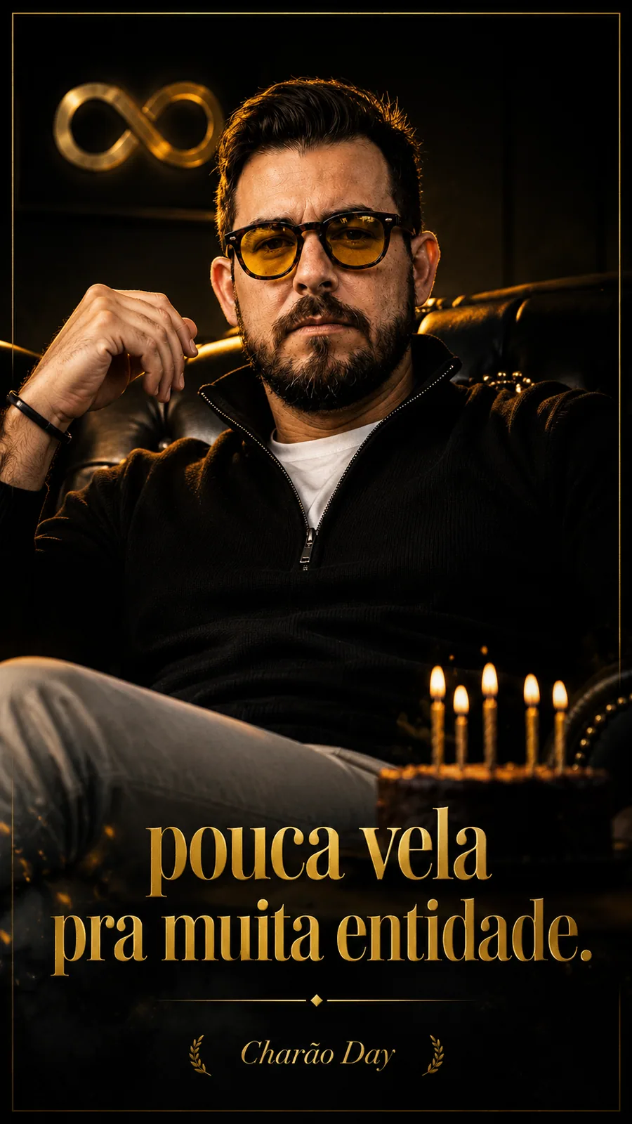 Homem de óculos sentado em poltrona escura, com velas acesas e texto dourado sobre fundo preto. — Retrato dramático com frase em destaque e estética escura.