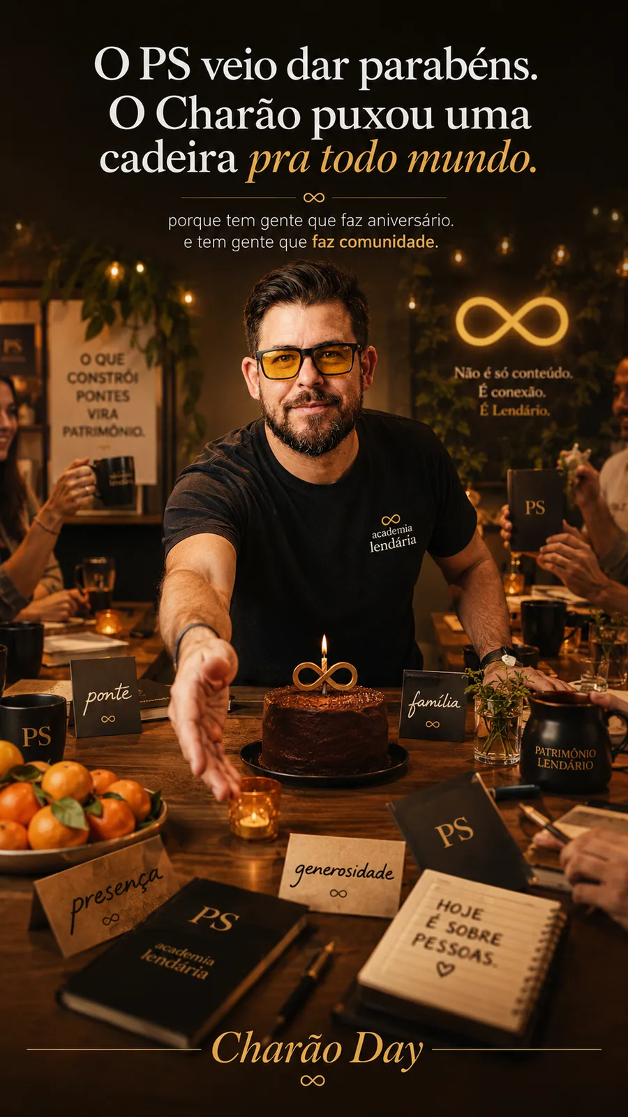 Arte vertical mostra homem à mesa com bolo, vela e itens PS, com texto de parabéns e comunidade. — Homenagem visual de aniversário com mesa, bolo e símbolos do PS.