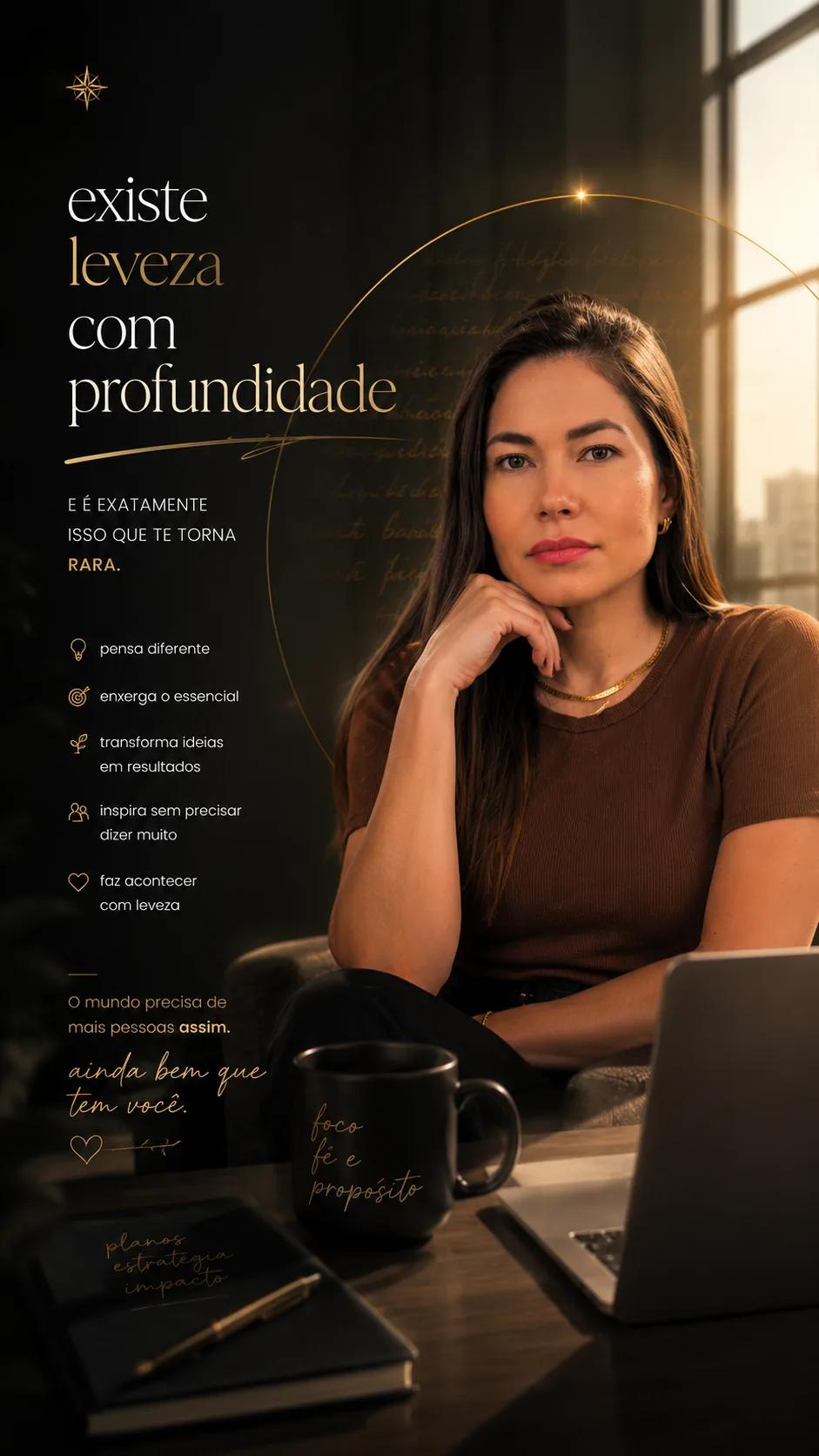 Arte vertical com mulher sentada à mesa, notebook, caneca e textos sobre leveza e profundidade. — Retrato editorial com mensagem sobre leveza, foco e impacto.